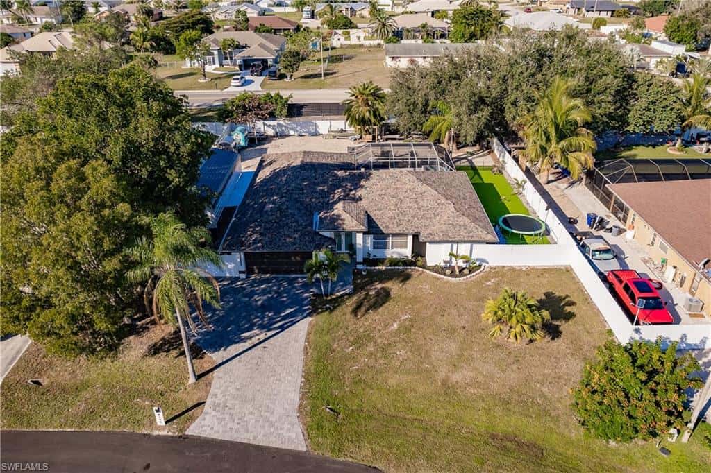 240 Laurent Ct, Lehigh Acres, photo 4