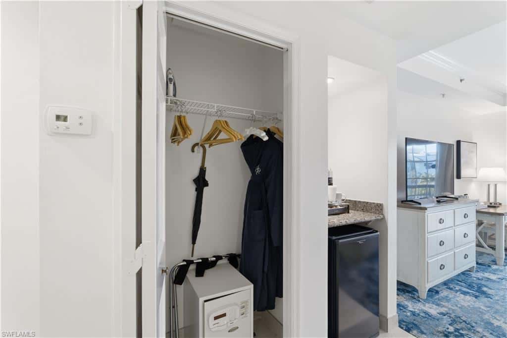 221 9th St #405, Naples, photo 4