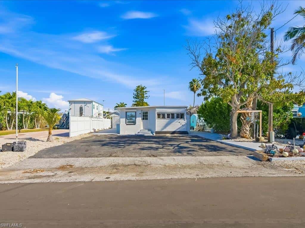657 Palm Ave, Goodland, photo 11