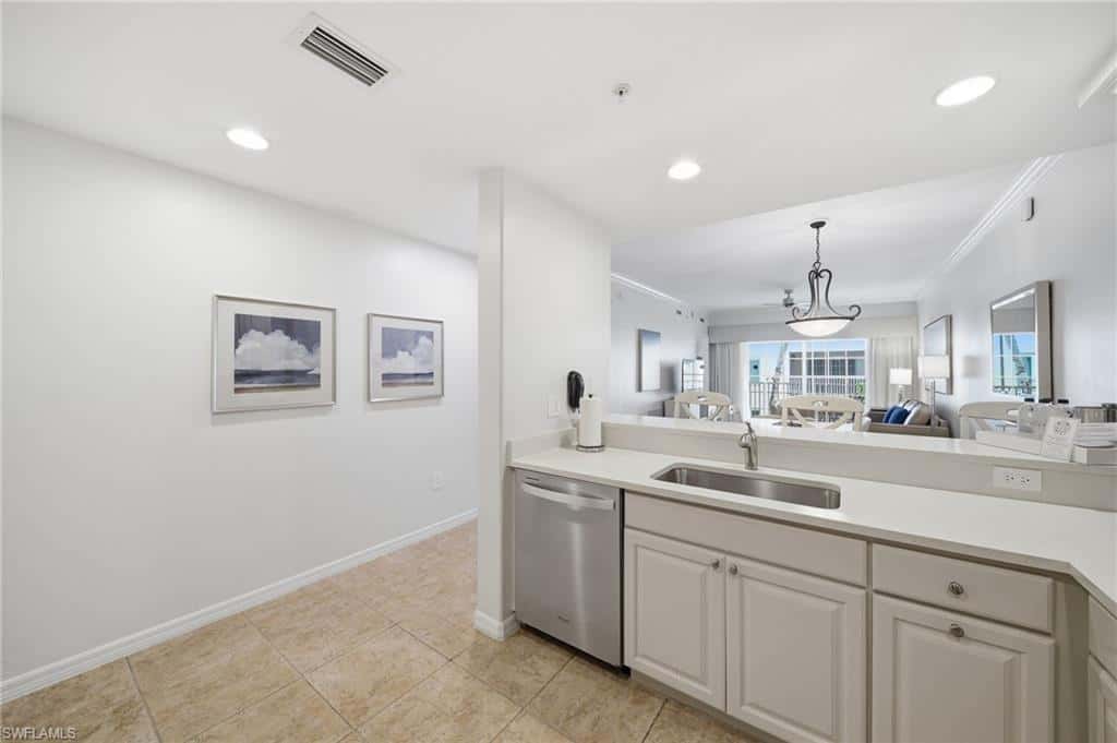 221 9th St #206, Naples, photo 6