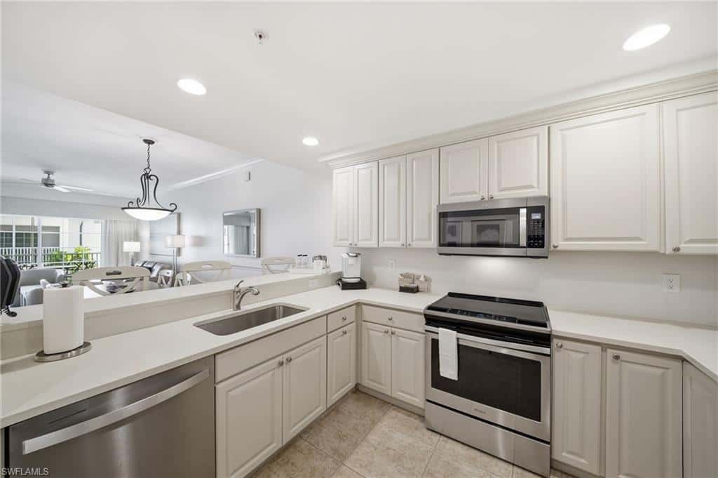 221 9th St #206, Naples, photo 4