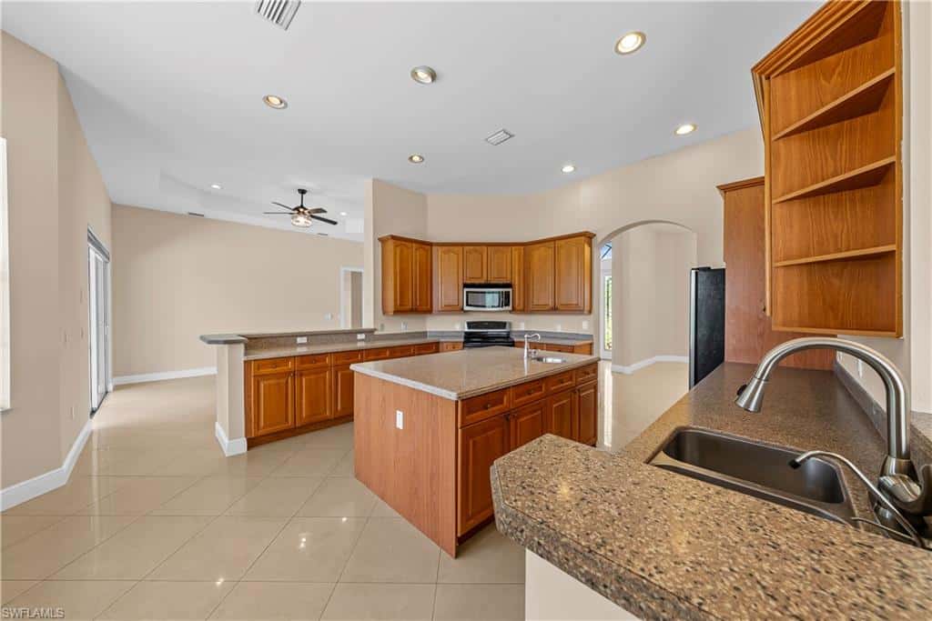 680 Mirror Lakes Ct, Lehigh Acres, photo 7
