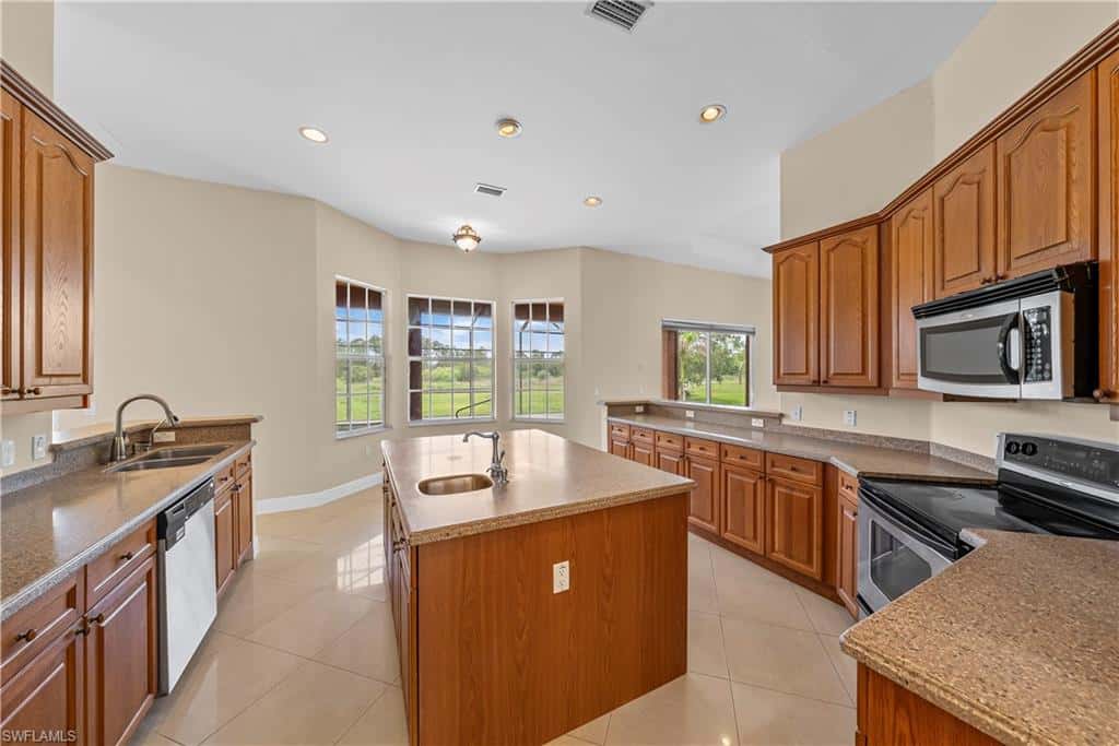 680 Mirror Lakes Ct, Lehigh Acres, photo 9