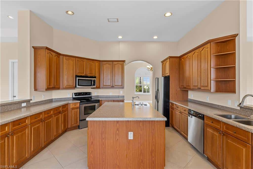 680 Mirror Lakes Ct, Lehigh Acres, photo 8