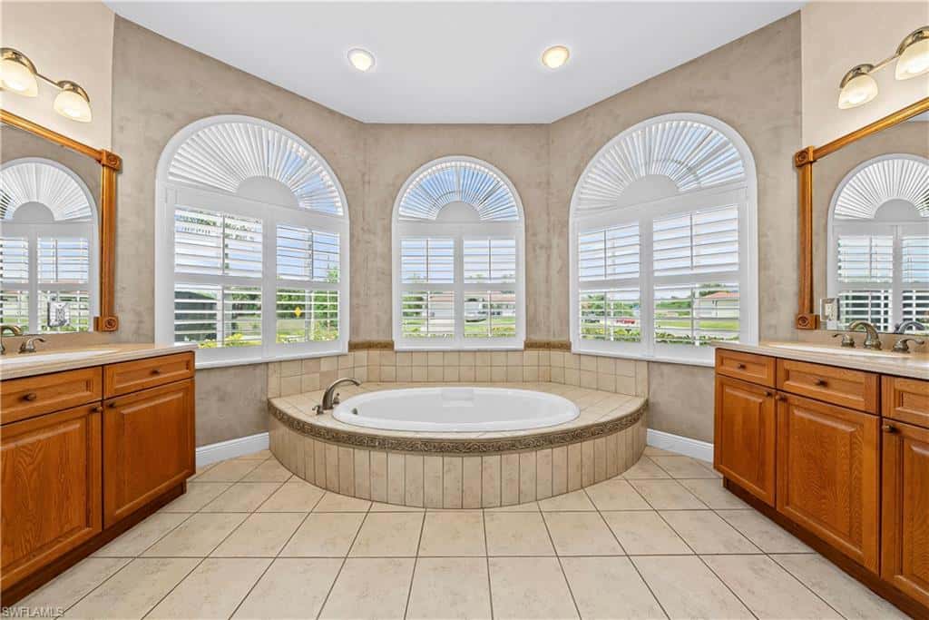 680 Mirror Lakes Ct, Lehigh Acres, photo 21