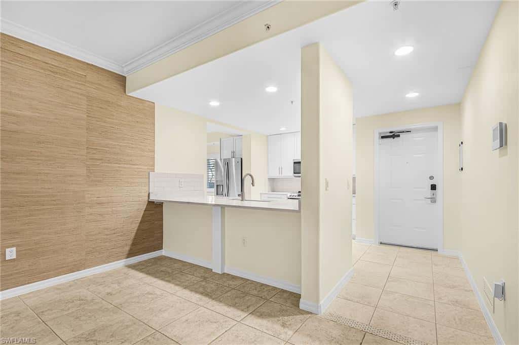 221 9th St #301, Naples, photo 6