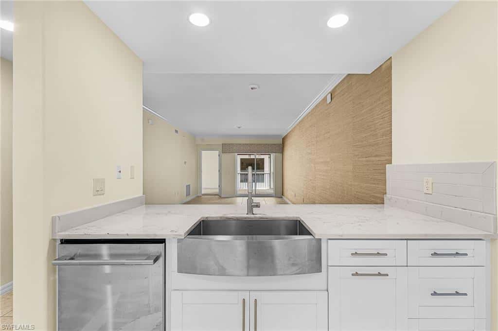 221 9th St #301, Naples, photo 8
