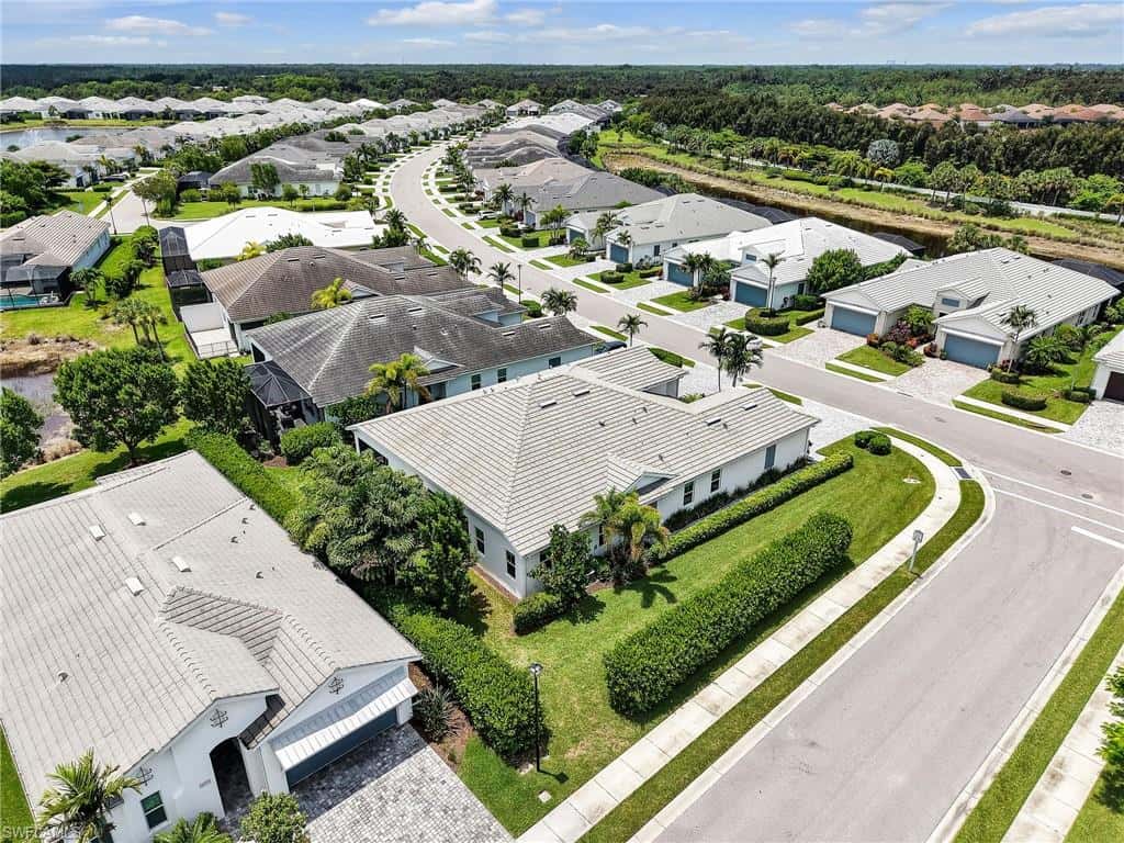 8958 Saint Lucia Dr, Naples, photo 32