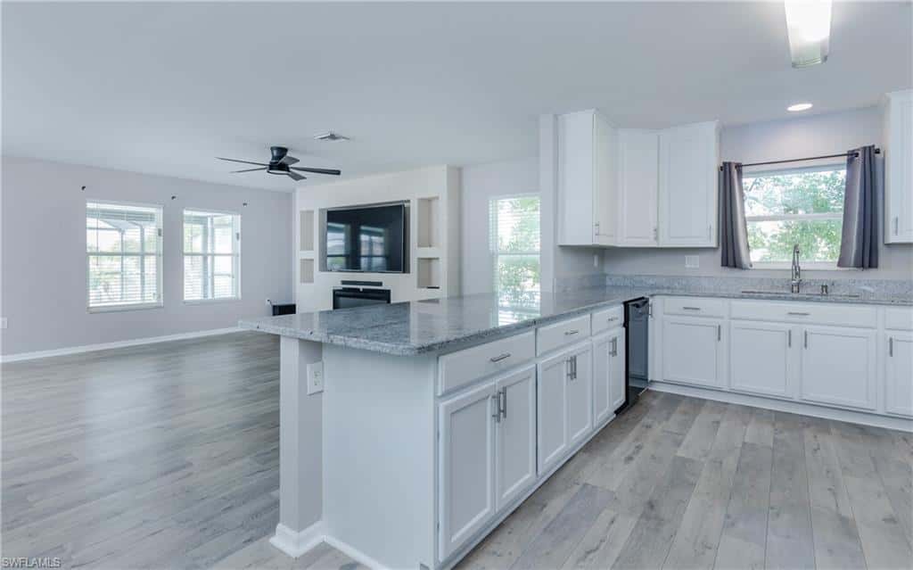 1916 12th Ter, Cape Coral, photo 5