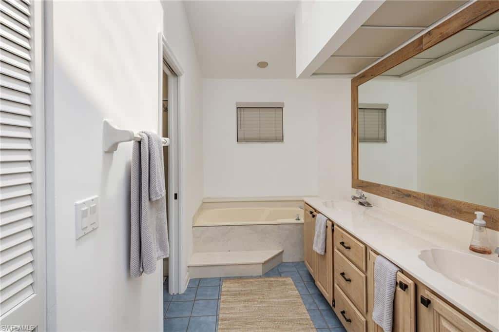 27100 Oakwood Lake Dr, Bonita Springs, photo 16