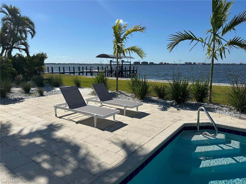 656 Coral Dr, Cape Coral, photo 4