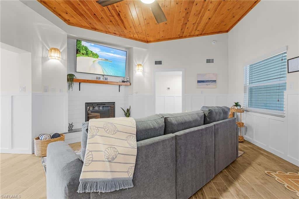 467 Madison Ct, Fort Myers Beach, photo 12