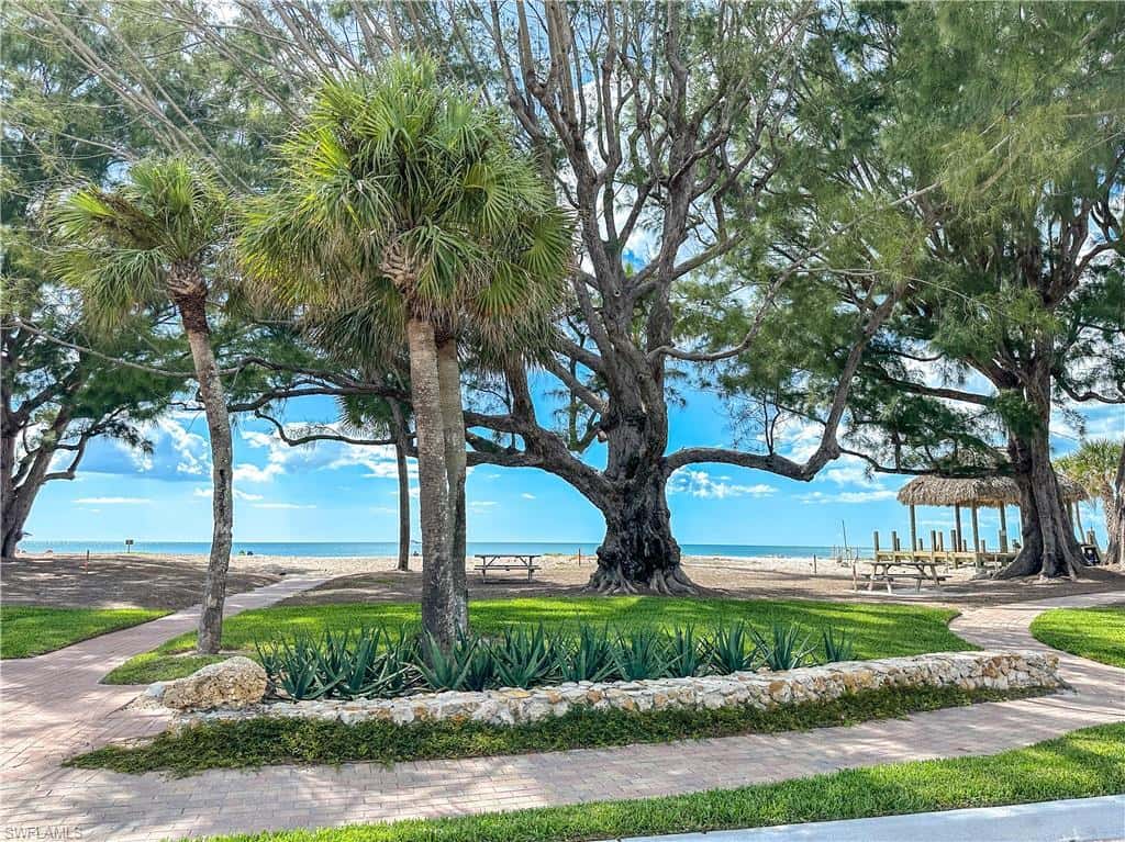 529 Fairway Ter, Naples, photo 47