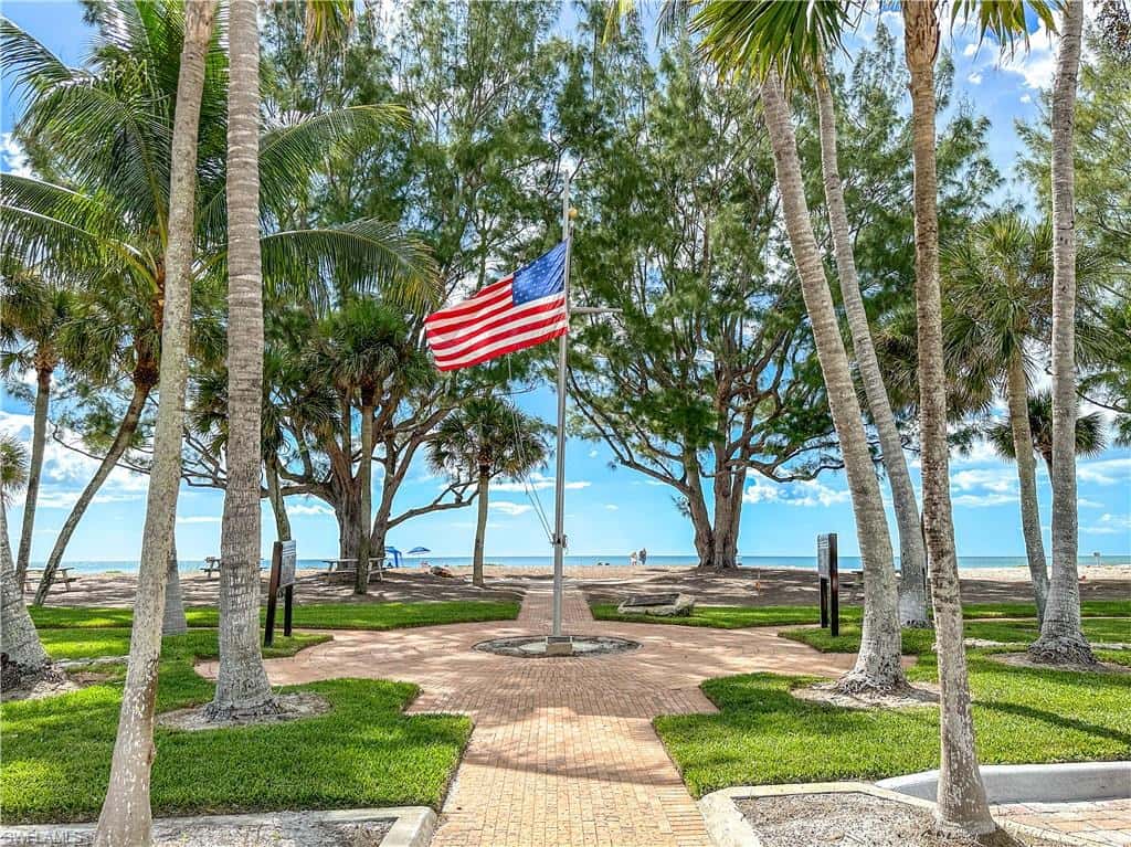 529 Fairway Ter, Naples, photo 49