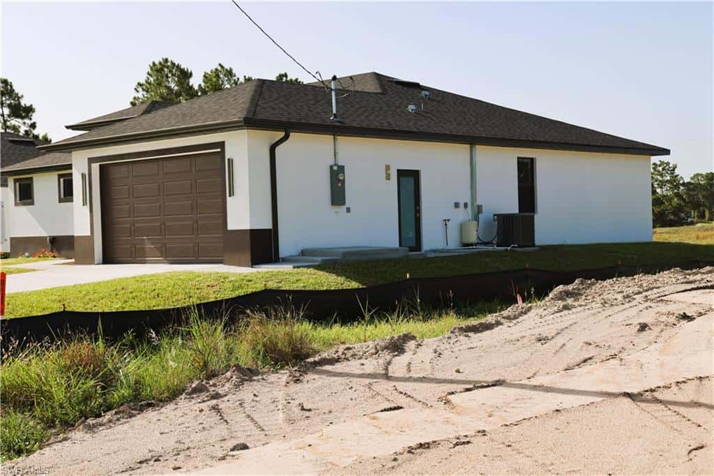 1216 Delores St, Lehigh Acres, photo 5