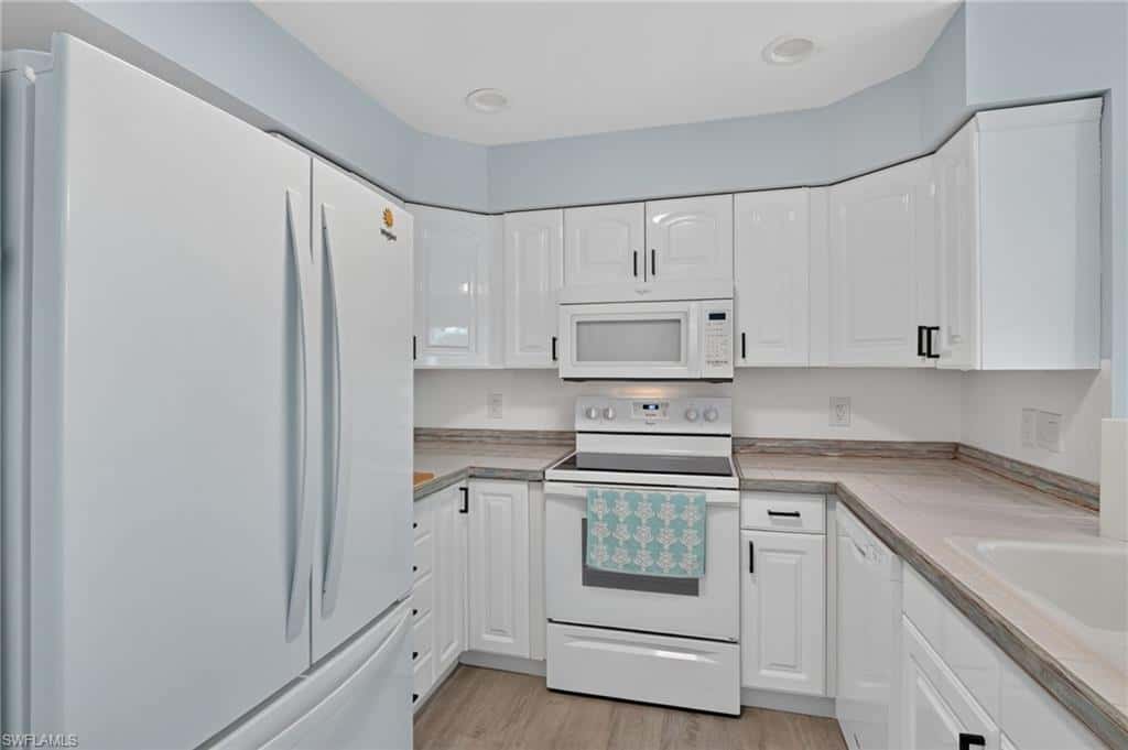 20520 Pine Tree Ln, Estero, photo 13