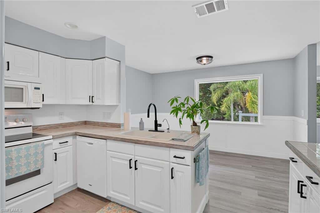 20520 Pine Tree Ln, Estero, photo 12