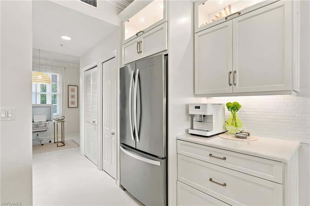 4650 Yacht Harbor Dr #124, Naples, photo 6