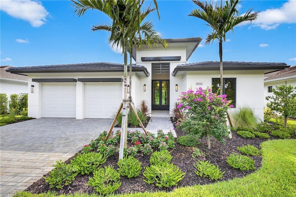 2032 Cambridge Park Dr, Naples
