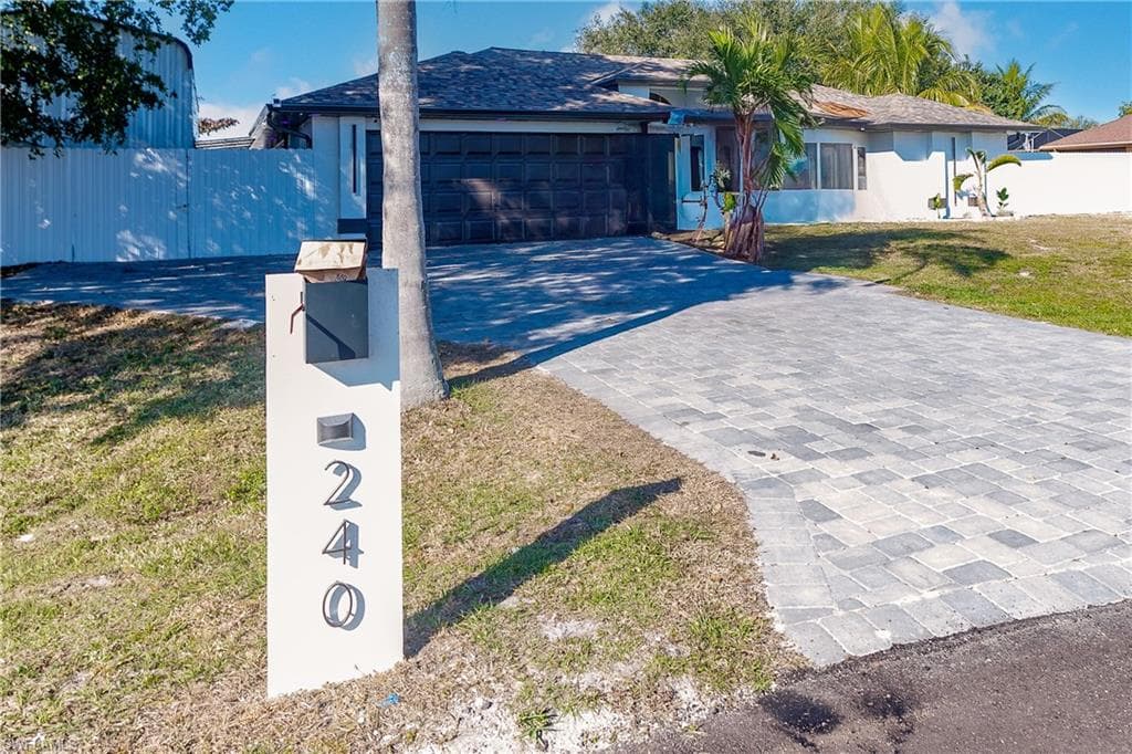 240 Laurent Ct, Lehigh Acres, photo 2