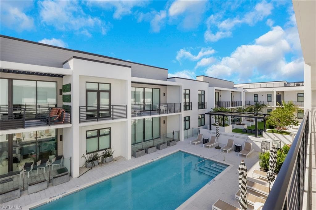 850 Central #303, Naples