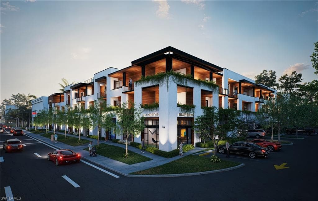 210 9th St #201, Naples