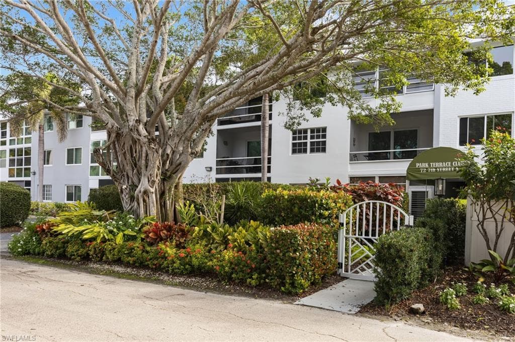 72 7th St #206, Naples