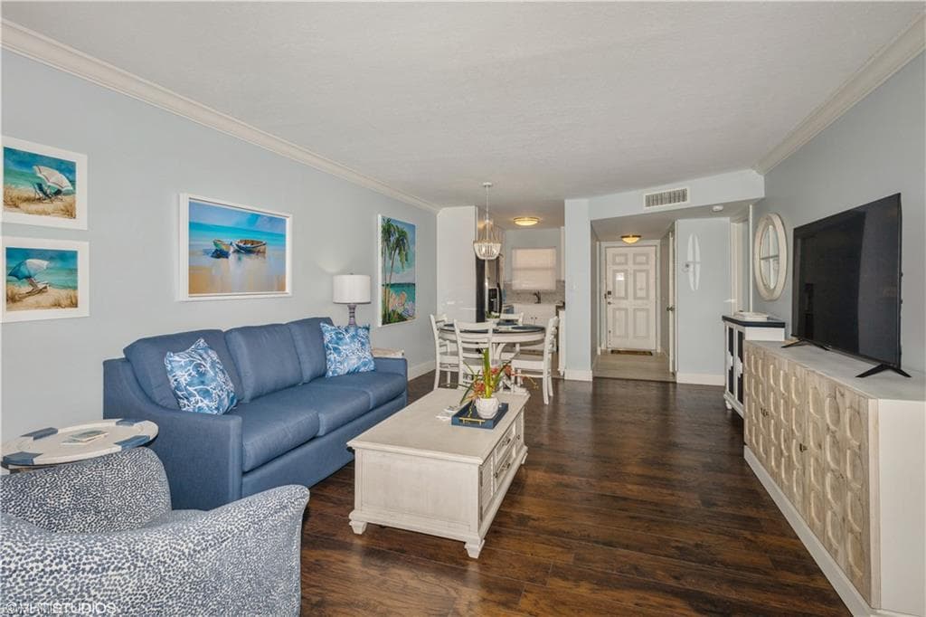 190 Turtle Lake Ct #311, Naples