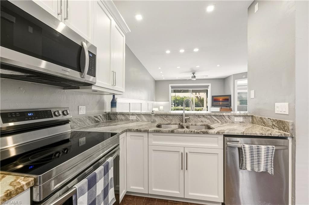 230 Newport Dr #602, Naples