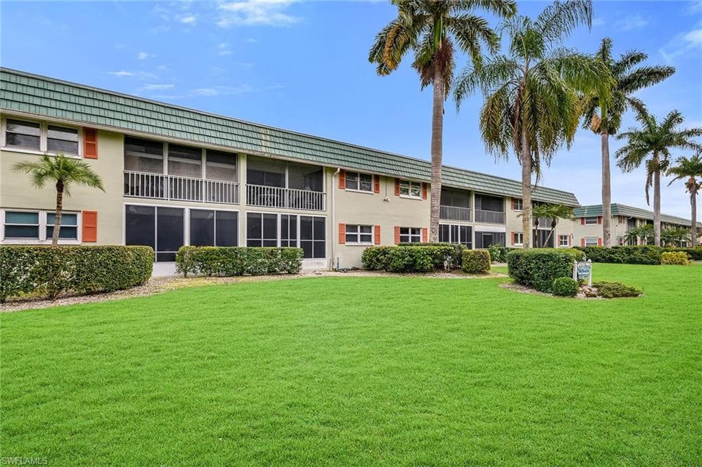 200 Valley Stream Dr #3b, Naples