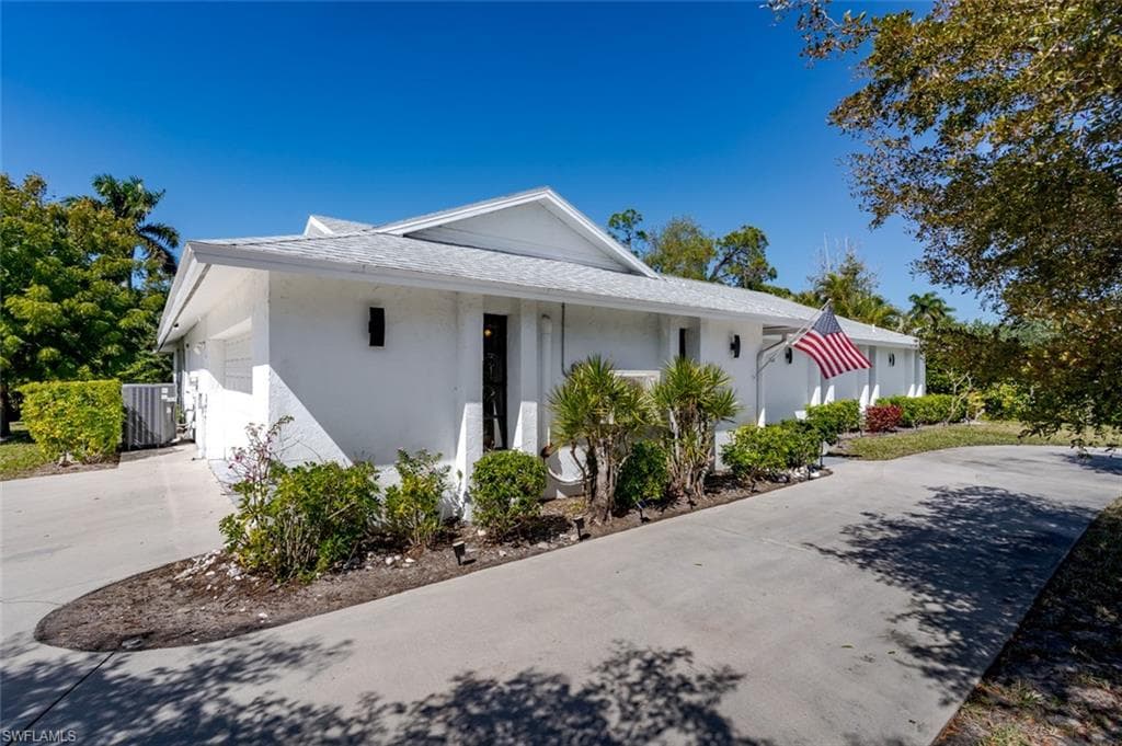 661 Valley Dr, Bonita Springs, photo 2