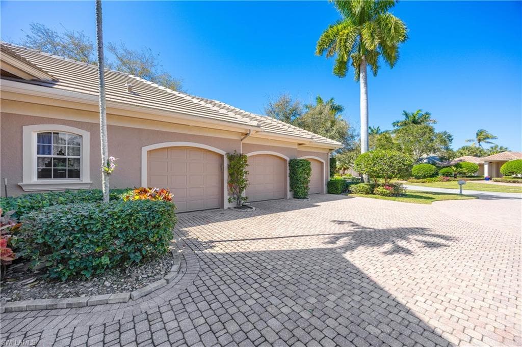 1687 Persimmon Dr, Naples, photo 3