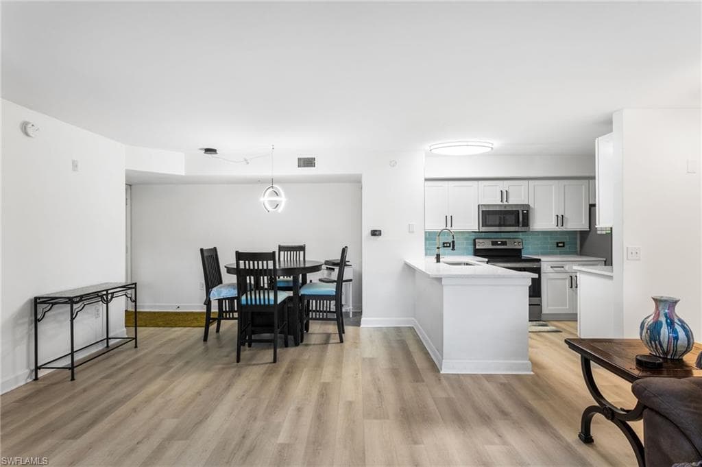 8940 Colonnades Ct #713, Bonita Springs