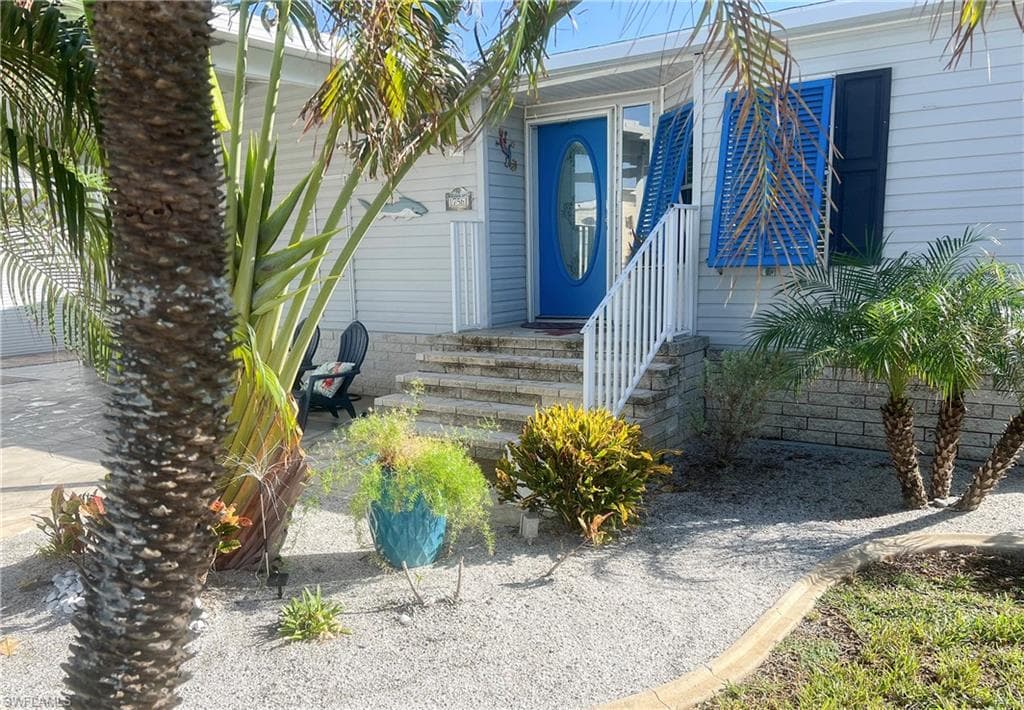 17561 Canal Cove Ct, Fort Myers Beach, photo 2