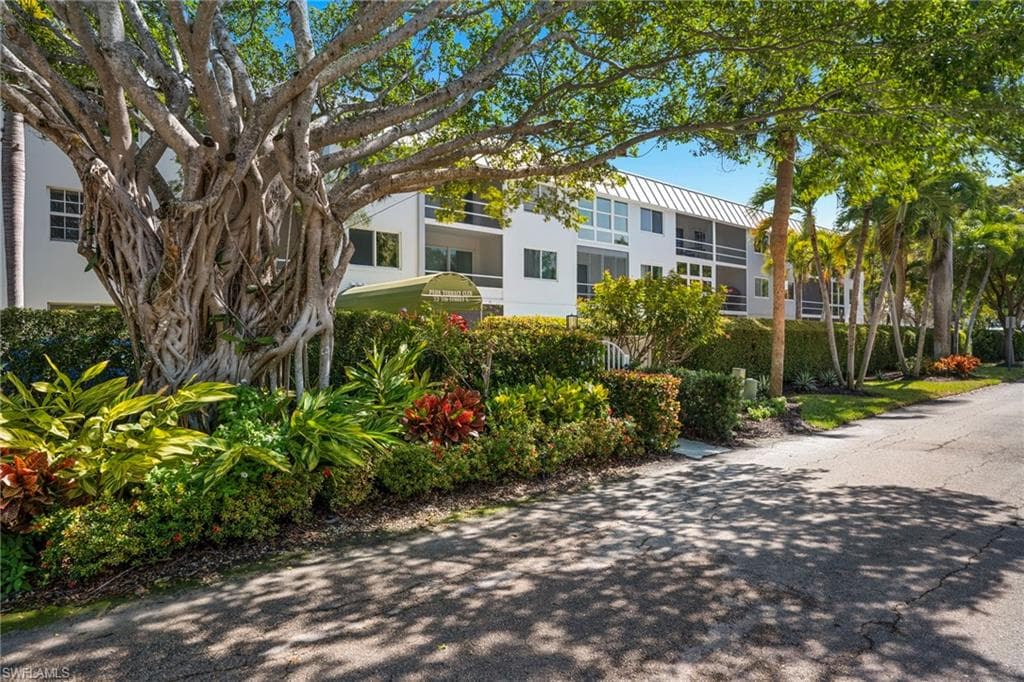 72 7th St #108, Naples