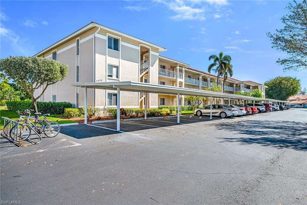 7025 Dennis Cir #g202, Naples