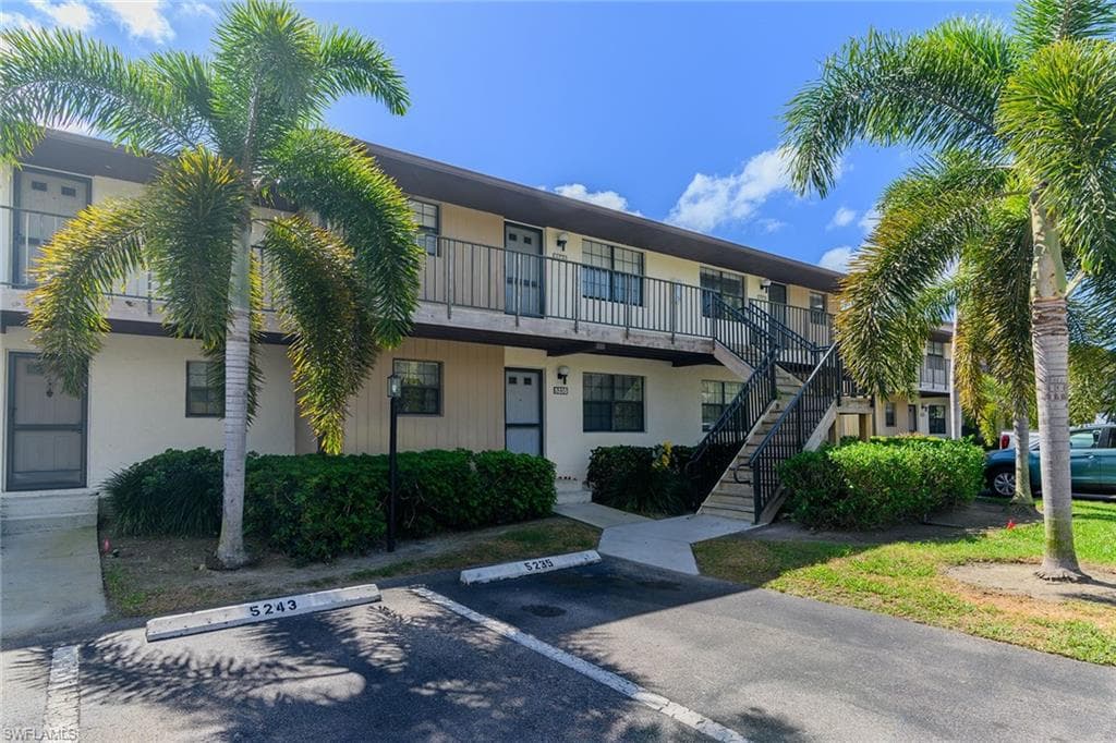 5245 Treetops Dr, Naples