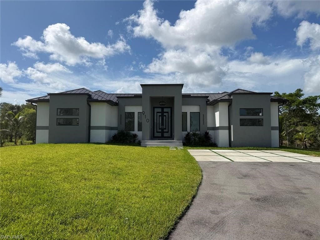 910 Golden Gate Blvd, Naples