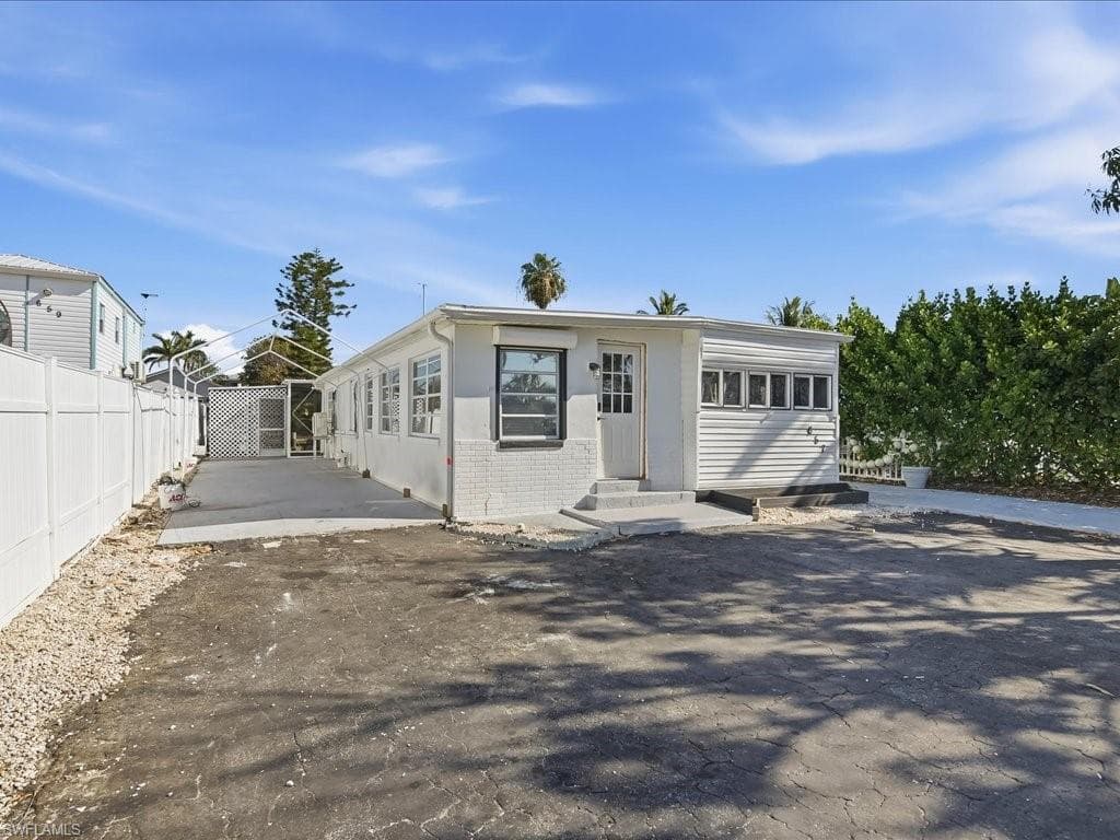 657 Palm Ave, Goodland