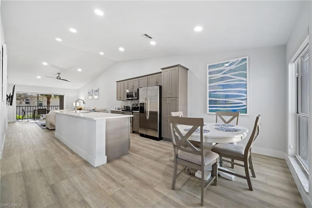 822 Gulf Pavilion Dr #201, Naples
