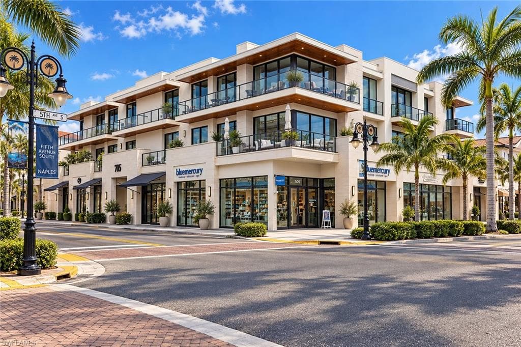 495 5th St #304, Naples