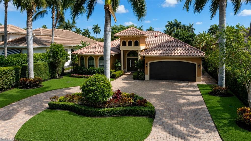 672 Fairway Ter, Naples