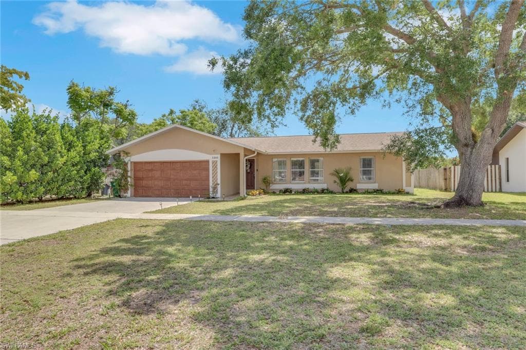 3300 Valencia Dr, Naples, photo 2