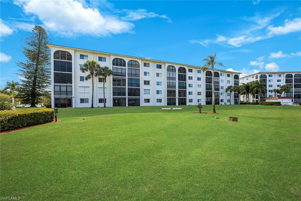 29 High Point Cir #107, Naples