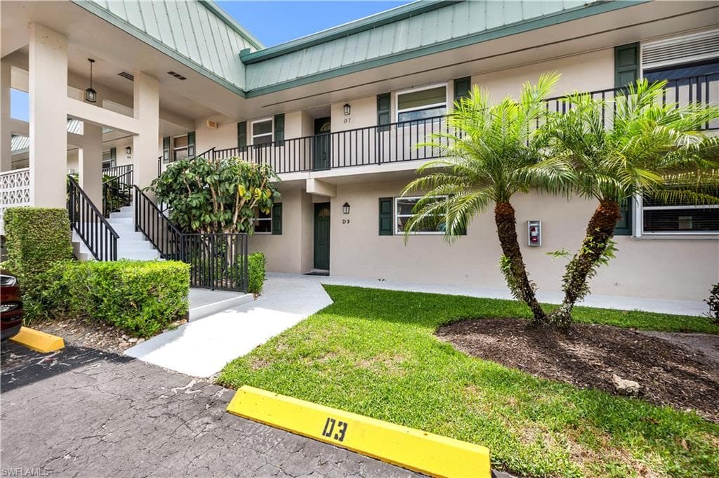 600 Valley Stream Dr #d3, Naples