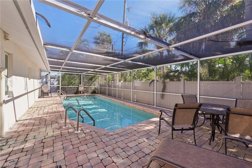 210 Hibiscus Dr, Fort Myers Beach, photo 2