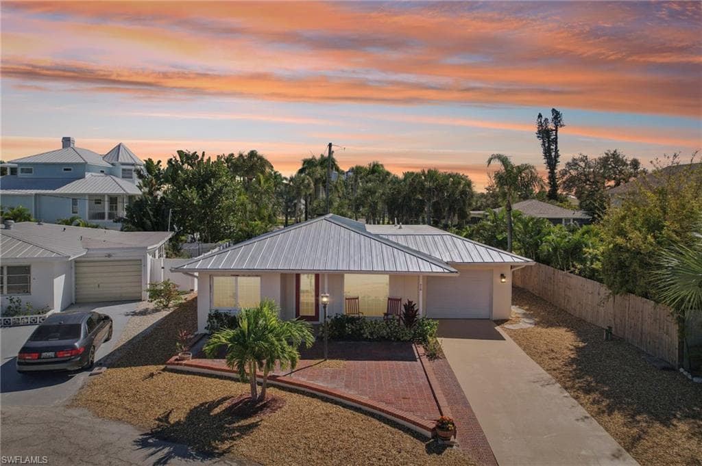 210 Hibiscus Dr, Fort Myers Beach