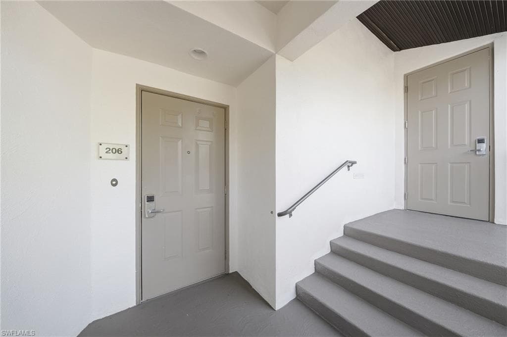 221 9th St #206, Naples, photo 2