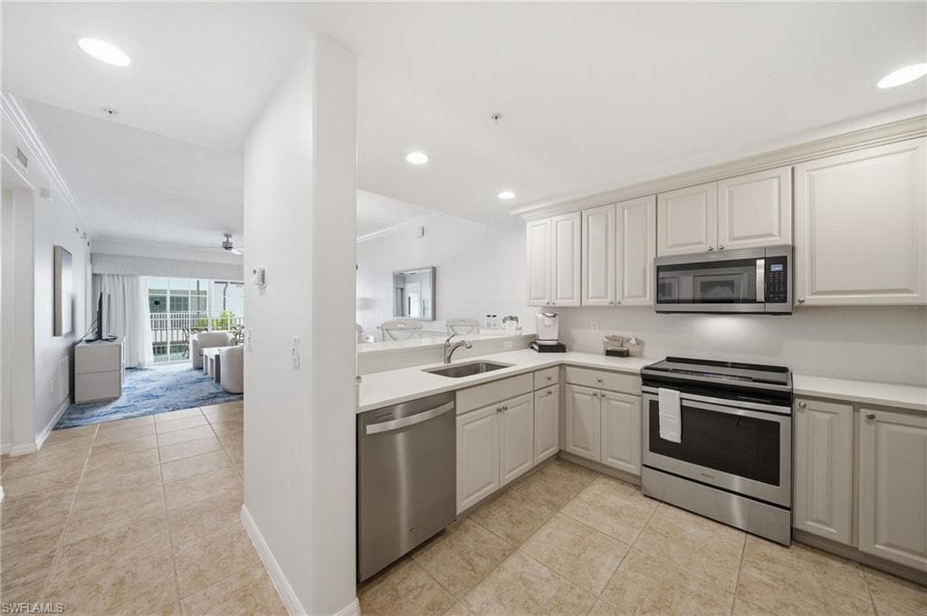 221 9th St #206, Naples, photo 3