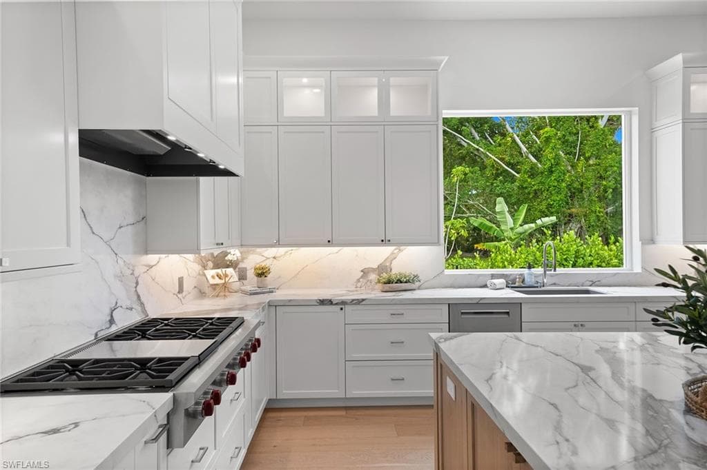 623 Park Shore Dr, Naples